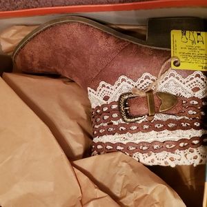 Womens size 8 short brown leather and lace cowboy boots